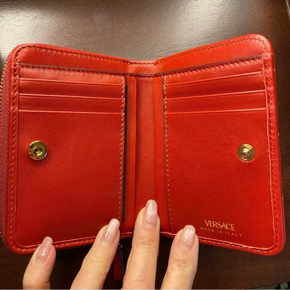 Versace Medusa Quilted Leather Compact Wallet - Picture 4 of 8